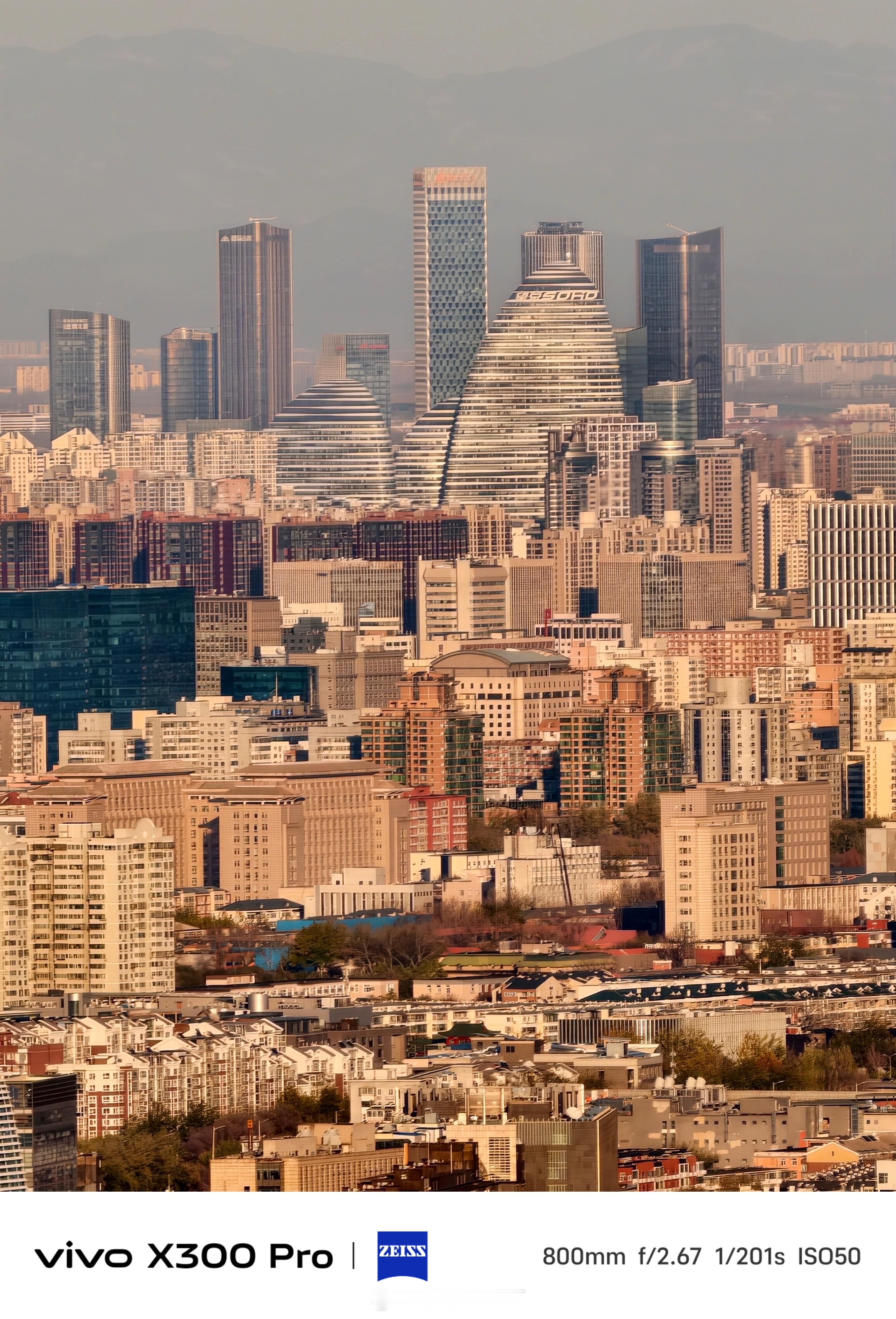 《长焦镜头中夕阳下的北京城》初冬时节，天清气爽，当夕阳西垂，北京城被暖阳染成了金