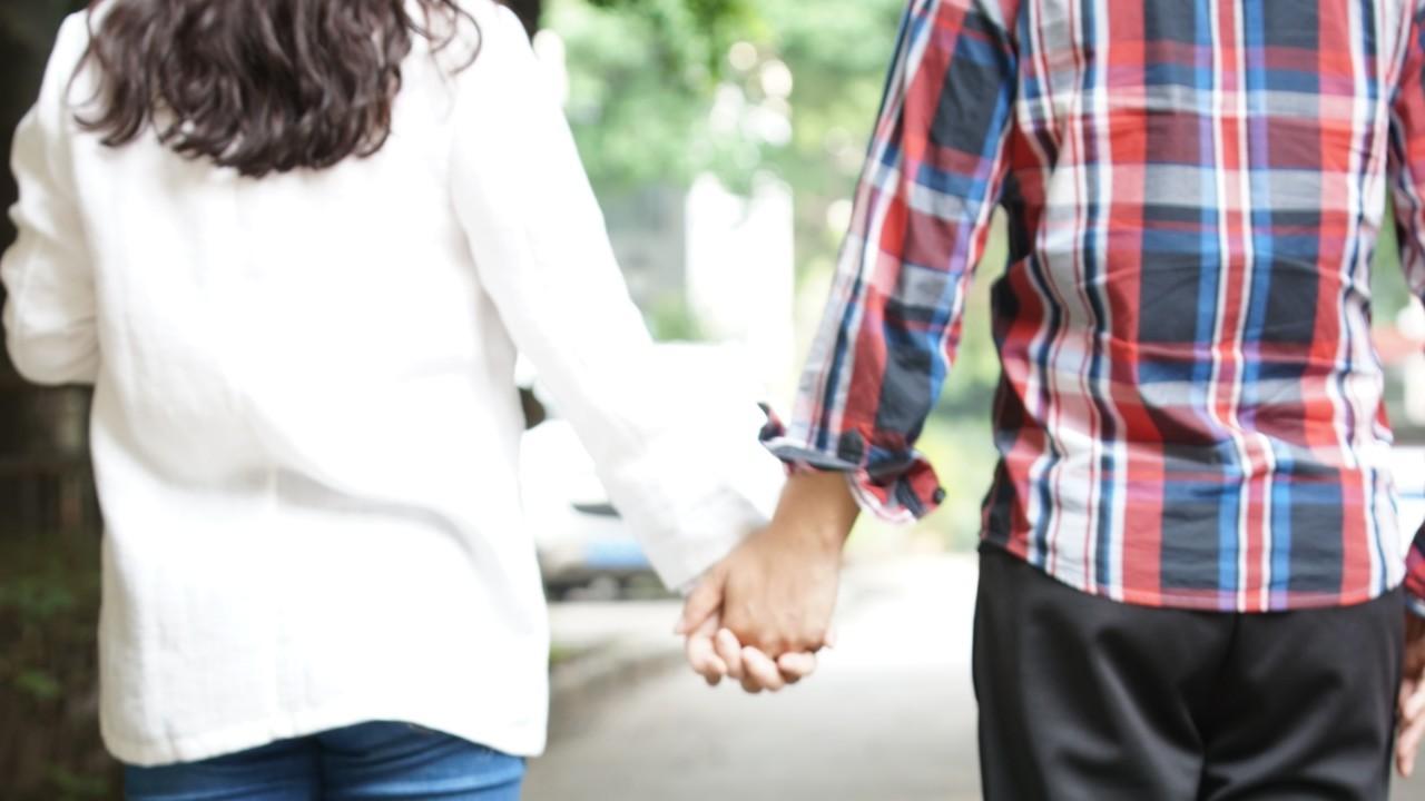 女生嫁给谁都不会满意
嫁给有钱人，就要忍受老公的小三、小四甚至是小五；
嫁给当权