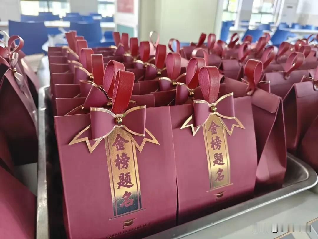 经历过高考，才会明白高考前的这几天应当如何去做：
1、想考一本的孩子，放下一本的