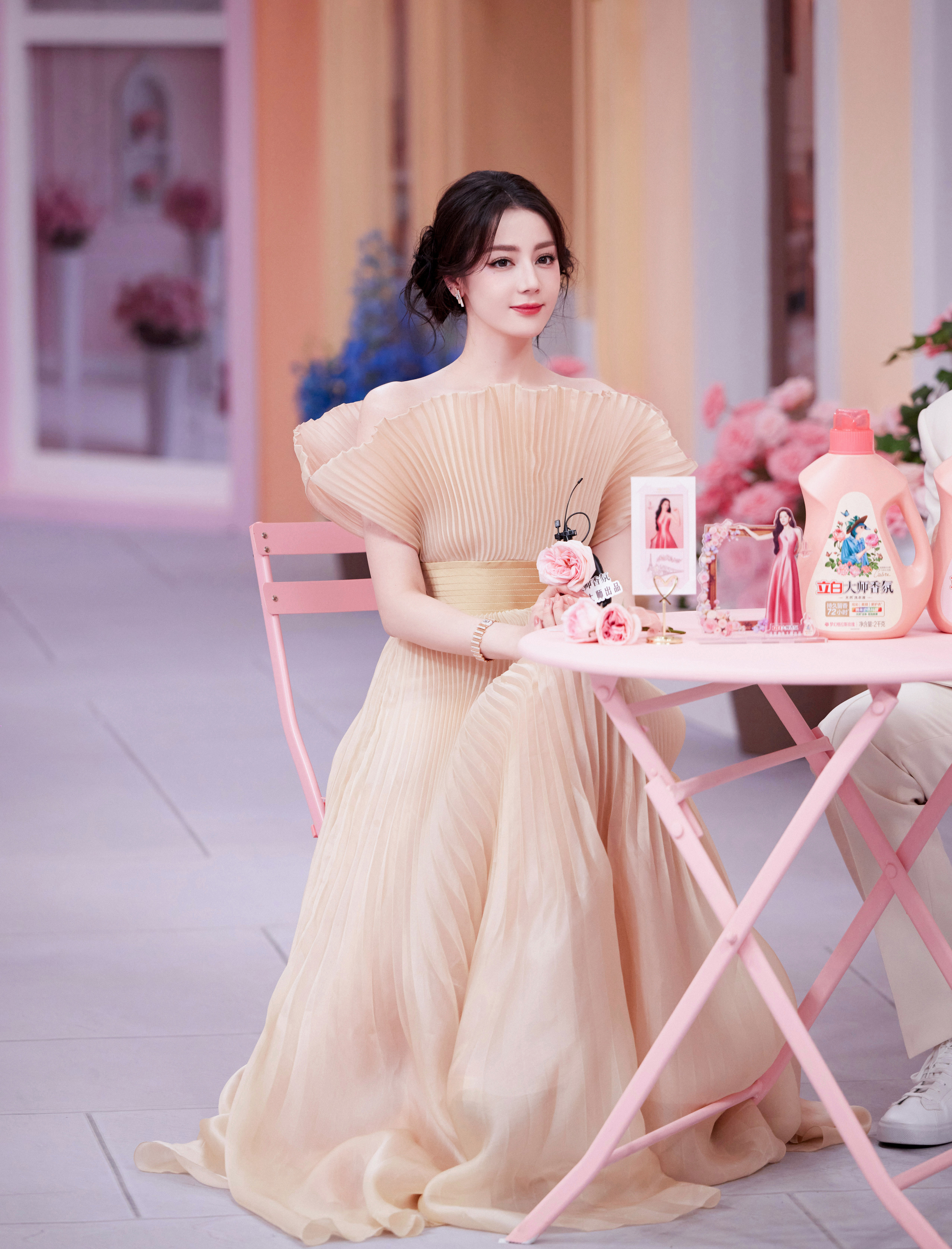 迪丽热巴 💗立白品牌代言人迪丽热巴 裙摆摇曳间，踏上南法香气馥郁的漫游。现身直