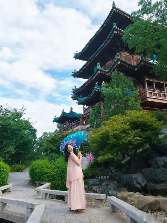 景德镇偶遇佟丽娅朵朵景德镇偶遇佟丽娅朵朵🈶，佟丽娅也太美了！网友景德镇偶遇佟丽