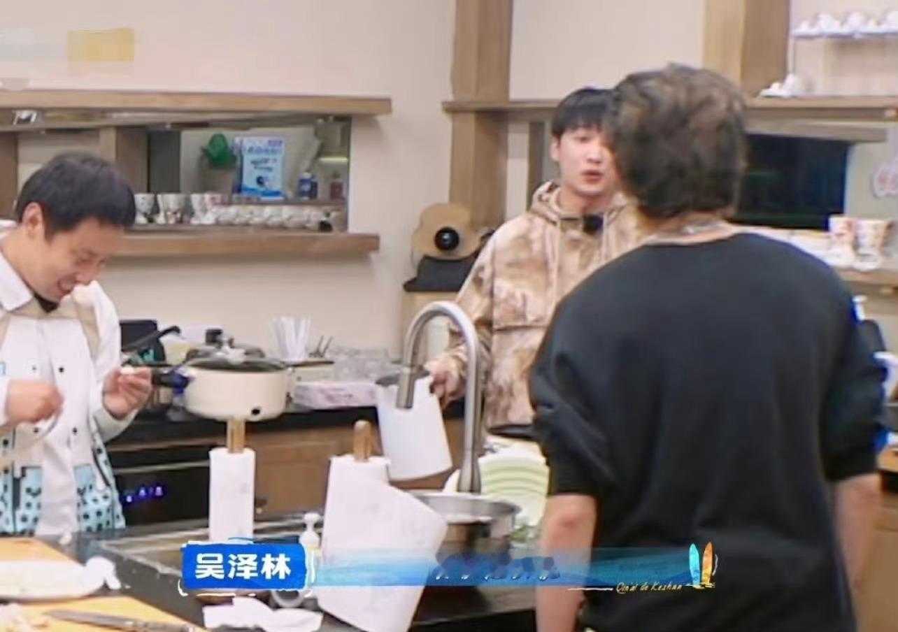王鹤棣回应鸳鸯锅争议 原来鸳鸯锅变“单边锅”，王鹤棣不是真发火，是心疼来回夹菜太