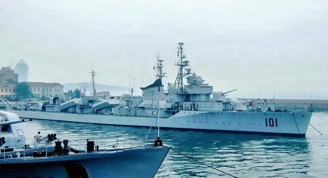 这是中国海军第一代“四大金刚之首”101鞍山舰，也是中国海军的第一艘驱逐舰。
新