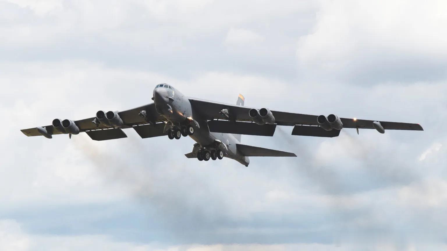美国空军部署在英皇家空军费尔福德基地的6架B-52于7月1日分两批（各3架，分别