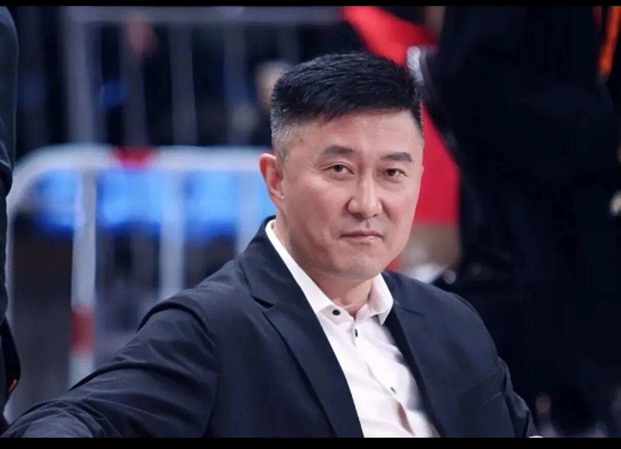 杜锋：三连冠的铸造者，也是广东后阿联时代的瓶颈！
       公允地说，杜锋是