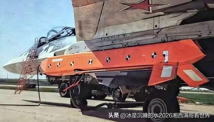 分享一张俄罗斯空天军最新的第五代战斗机苏-57挂载最新式S-71K隐身巡航导弹进