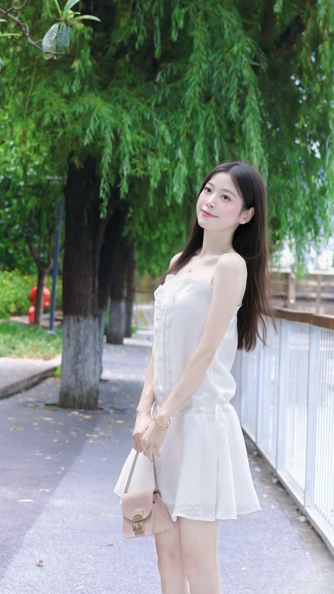 生活不需要比别人过得好，但一定要比以前过得好。人生最幸福的事，不是活得像别人，而