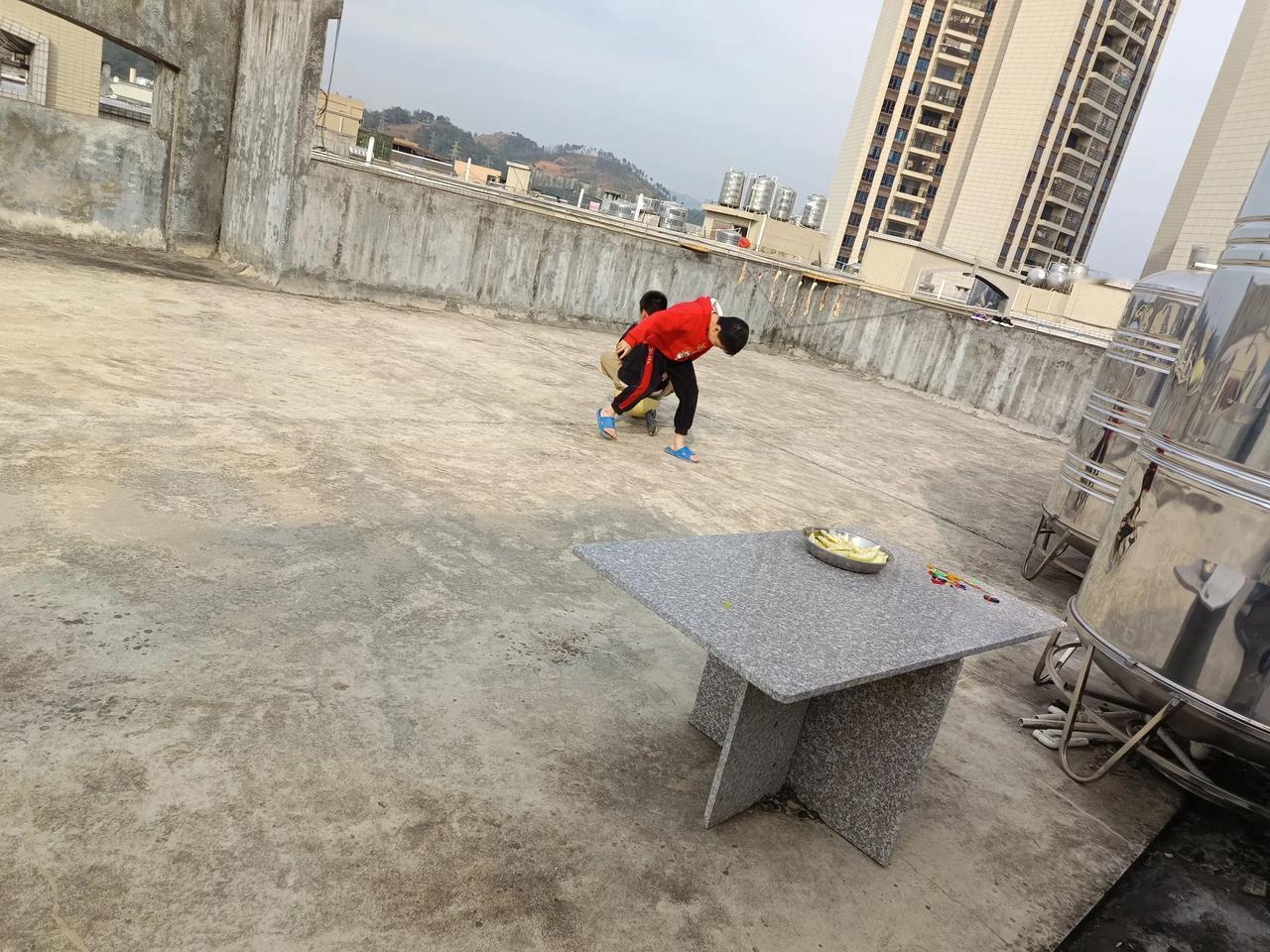 我表妹的儿子是一个自强不息的人。我表妹:她生了二儿二女，其中一个儿子因为两子妹在