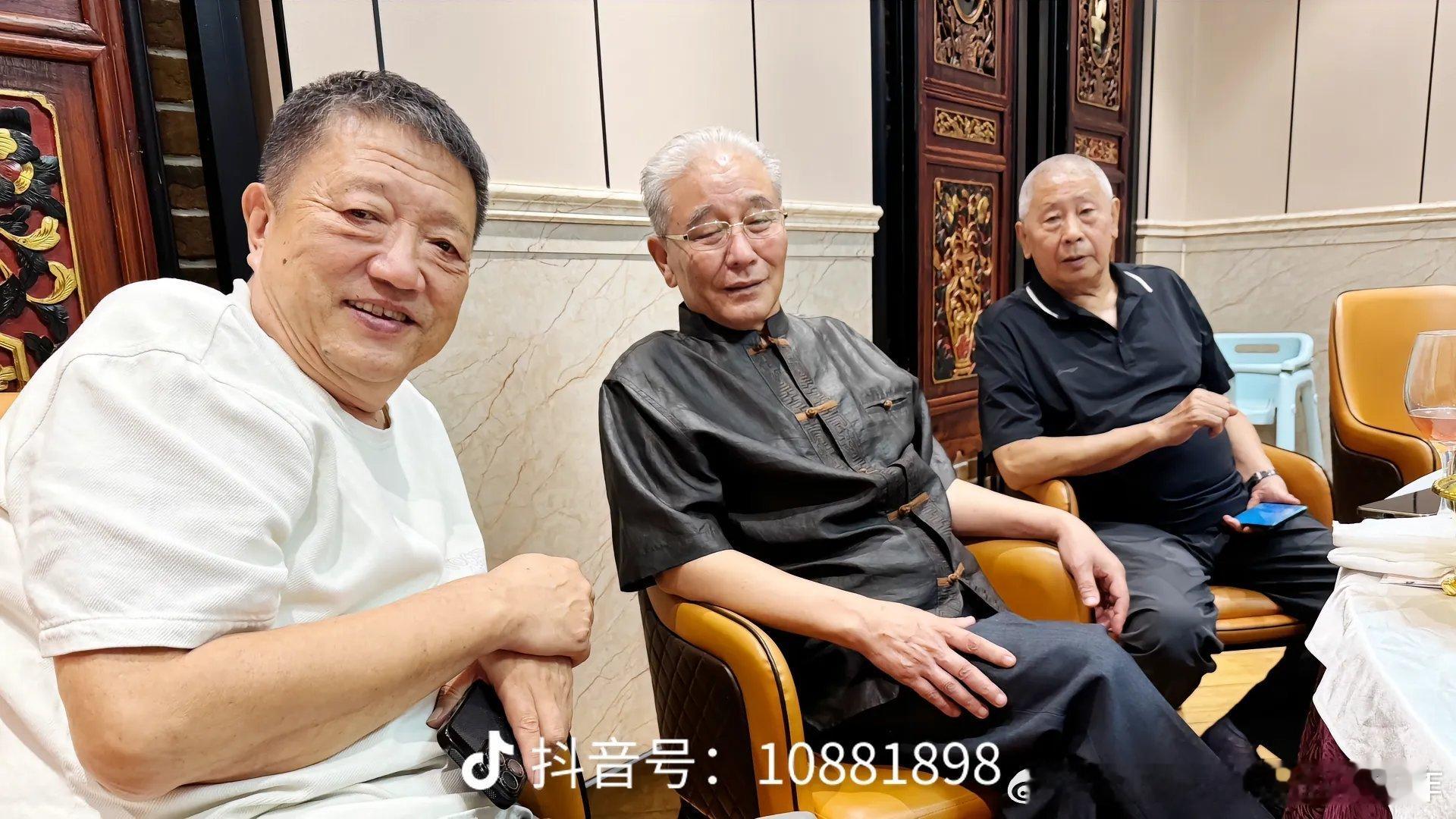 “飞机去，软卧还，又玩水，又游山……”[爱你] ​​​
