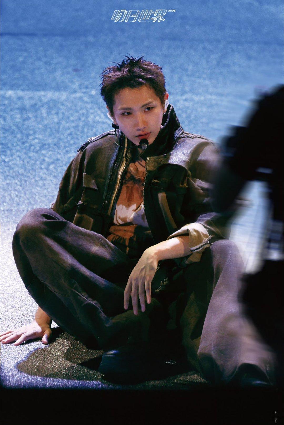 汪苏泷内场没几个人挥荧光棒的汪苏泷看到内场没人挥动荧光棒，当场吐槽被大家冷暴力，