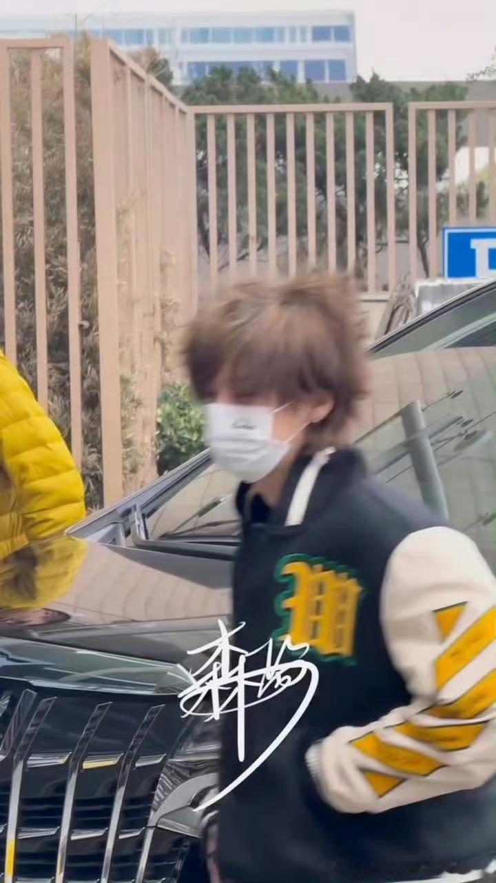 鹿晗五哈潦草小狗鹿晗今天是潦草小狗来的 鹿晗出发录五哈