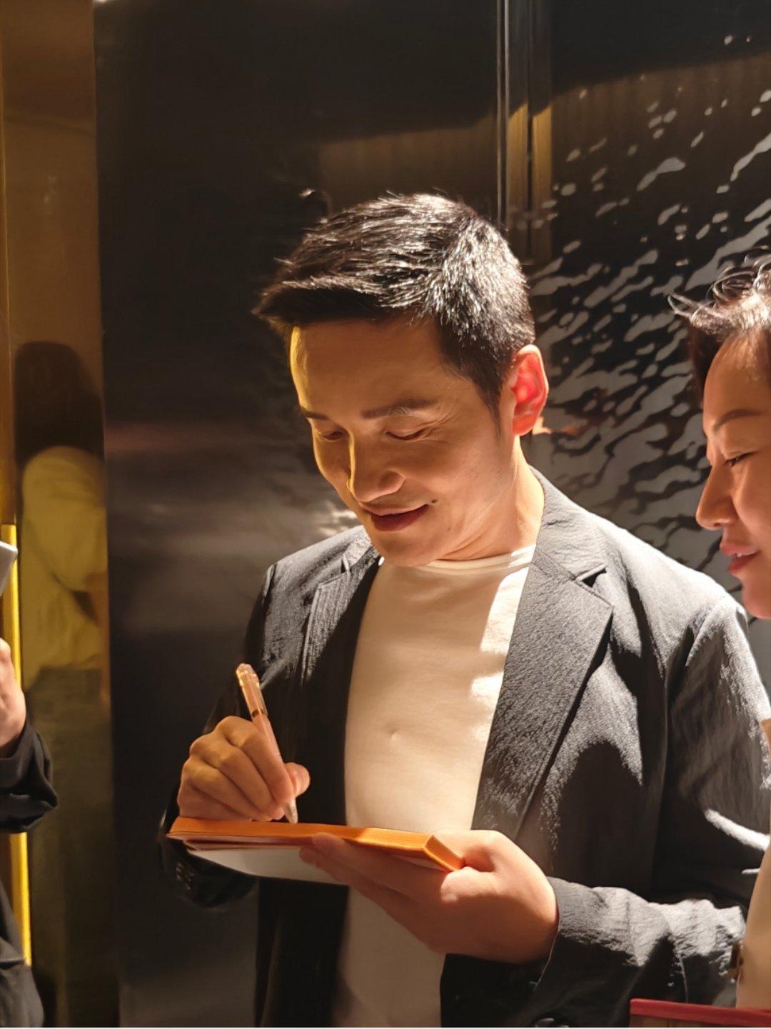 下次我也要带一本本子来让张老板写点东西[吐舌]张老板还是非常平易近人的。