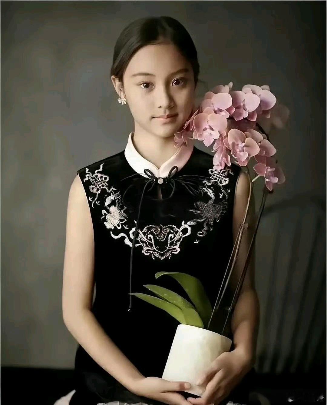 事实证明，李小璐和女儿长得一模一样不用亲子鉴定了。 