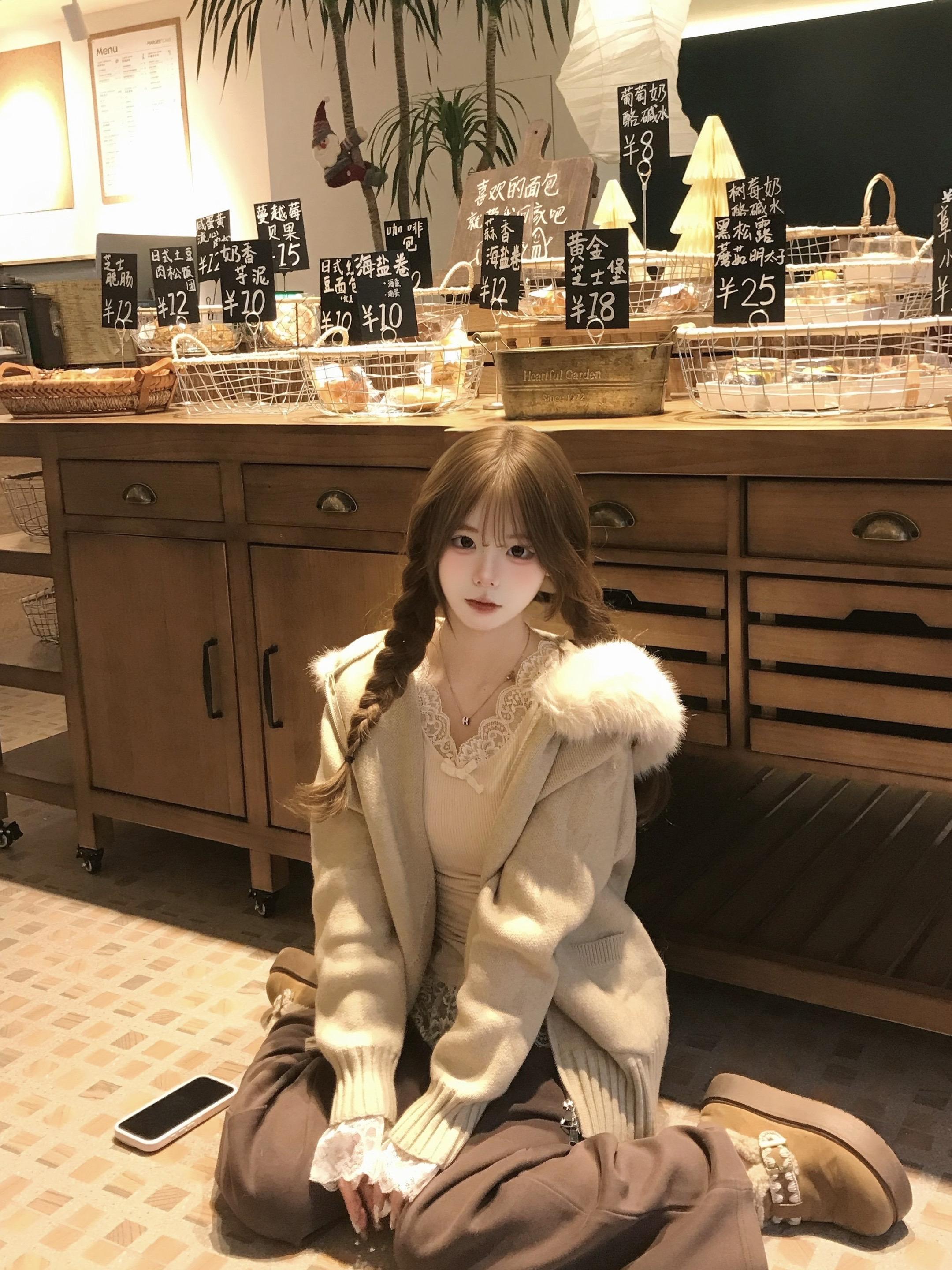 我就是这样呀 把你的心弄得一团乱 还在这里萌萌的笑