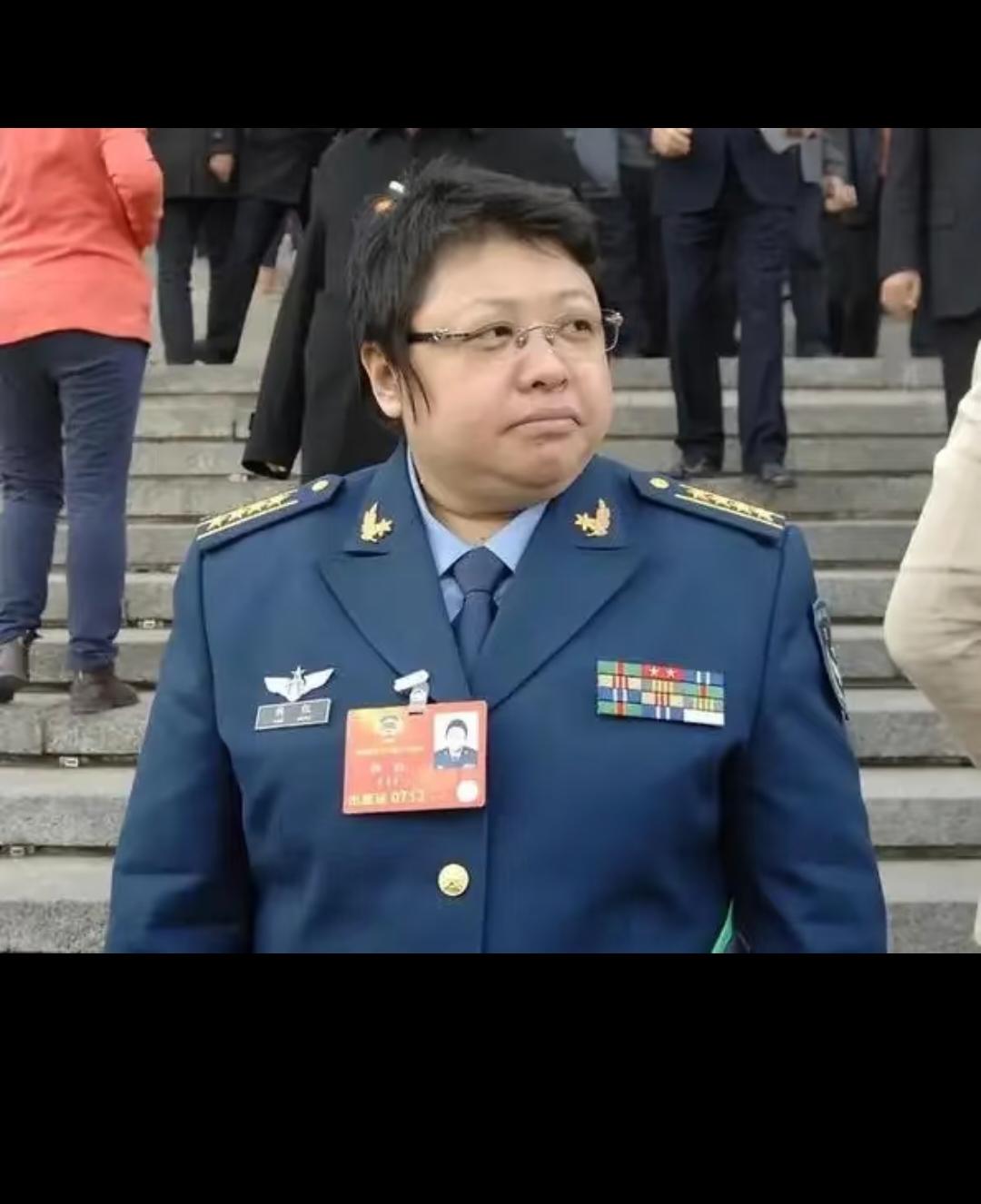 拿她自己的钱做慈善，怎么花都没问题，她拿着普通大众人的钱做慈善，还是要公开透明比