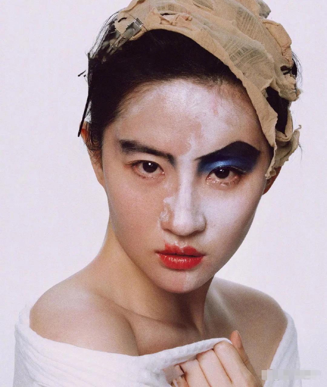 刘亦菲这也太颠覆了吧？感觉有点欣赏不过来哈！她竟然一改往日那仙气飘飘的仙女形象，