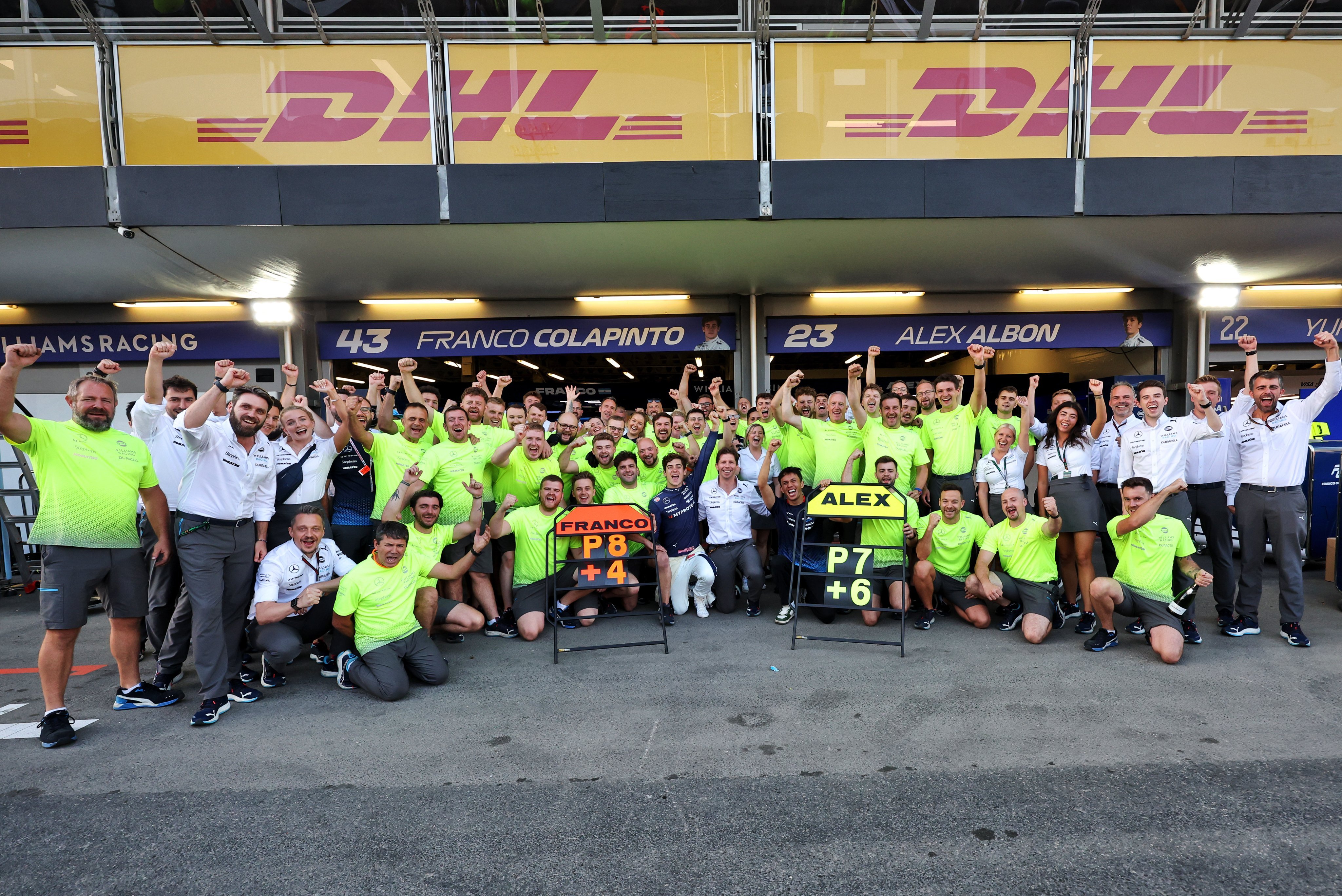 威廉姆斯车队赛后大合照 庆祝车队双车积分区完赛！#F1##赛车##2024f1阿