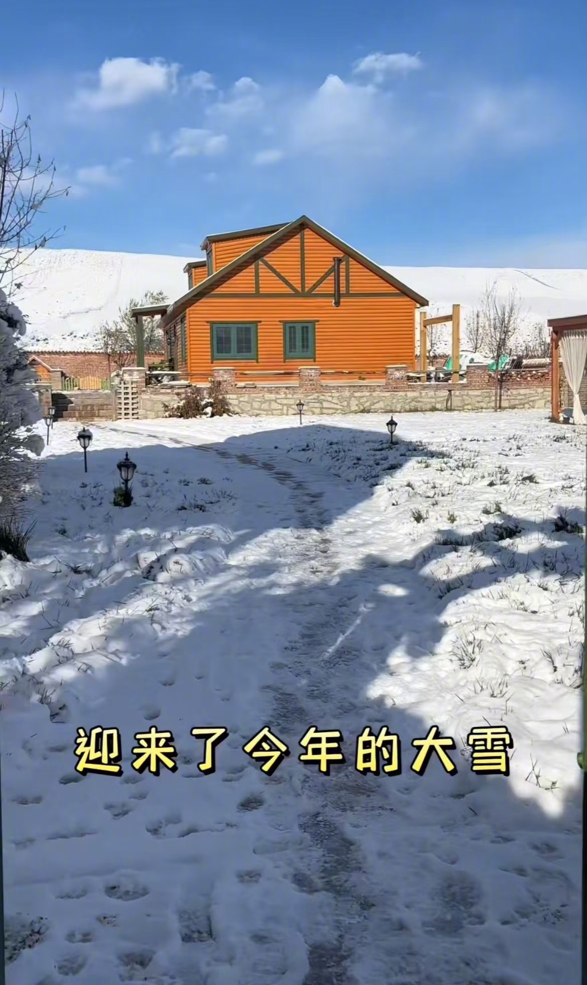 #木唠唠# 关于我在新疆盖小木屋一些答疑:1. 在那常驻，已经住了一年啦，冬天也