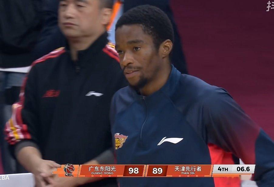 恭喜广东队四连胜！胡明轩末节关键11分，萨姆纳全场爆砍39分6助攻效率无敌，保持