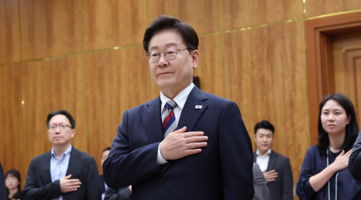 刚过去的韩国光复节，李在明没讲虚的。他宣布：依据今年6月通过的《亲日财产归属法》