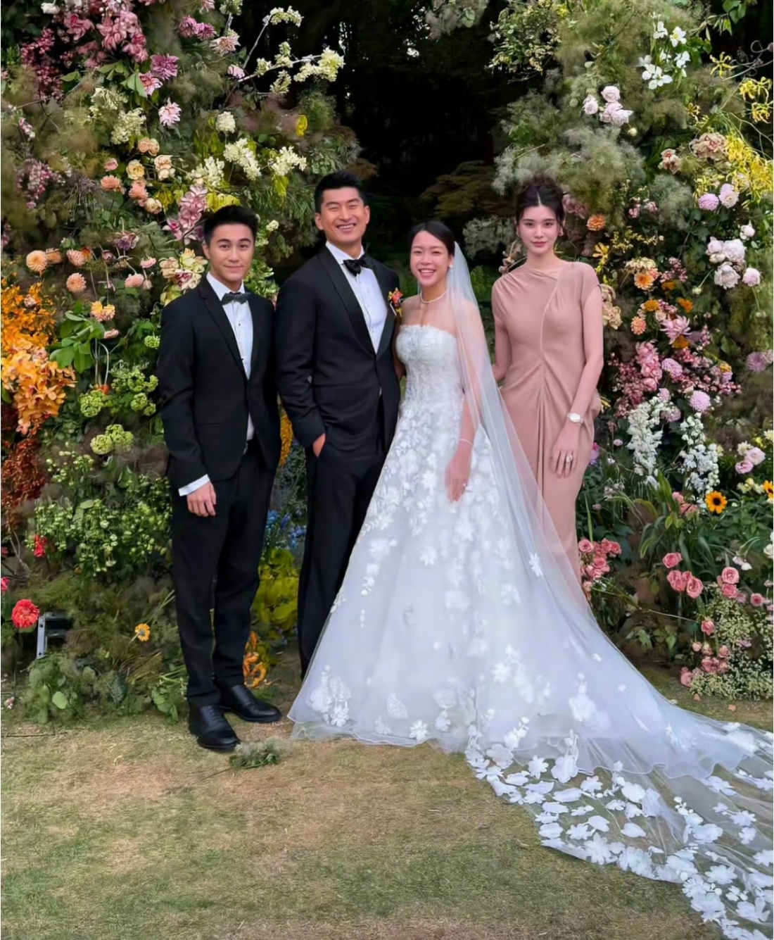 奚梦瑶何猷君出席好友婚礼，超模就是不一样，生完二胎还能美成这样！何猷君眼光真好~