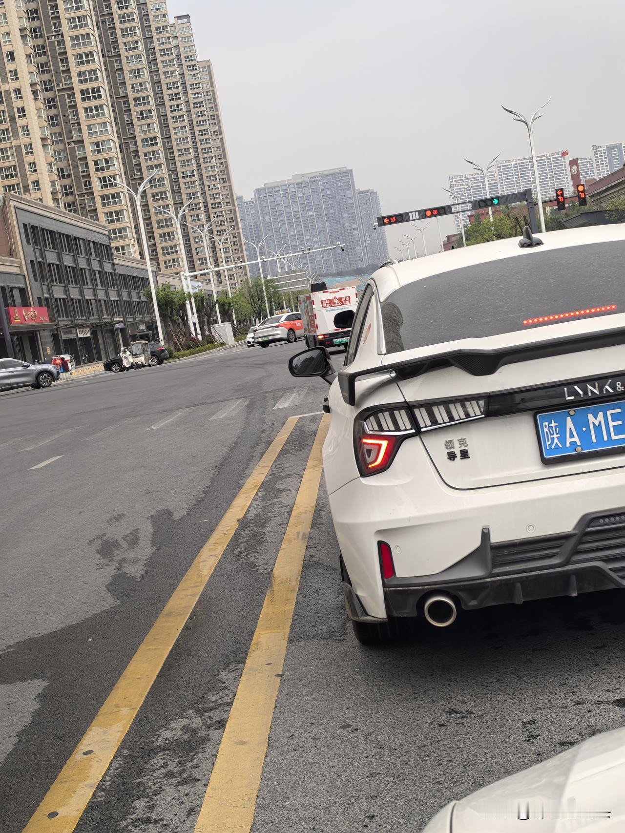 4月8日中午10点，小编路过咸阳西站地铁口。车辆左转时，碰到了有趣的一幕。
当时