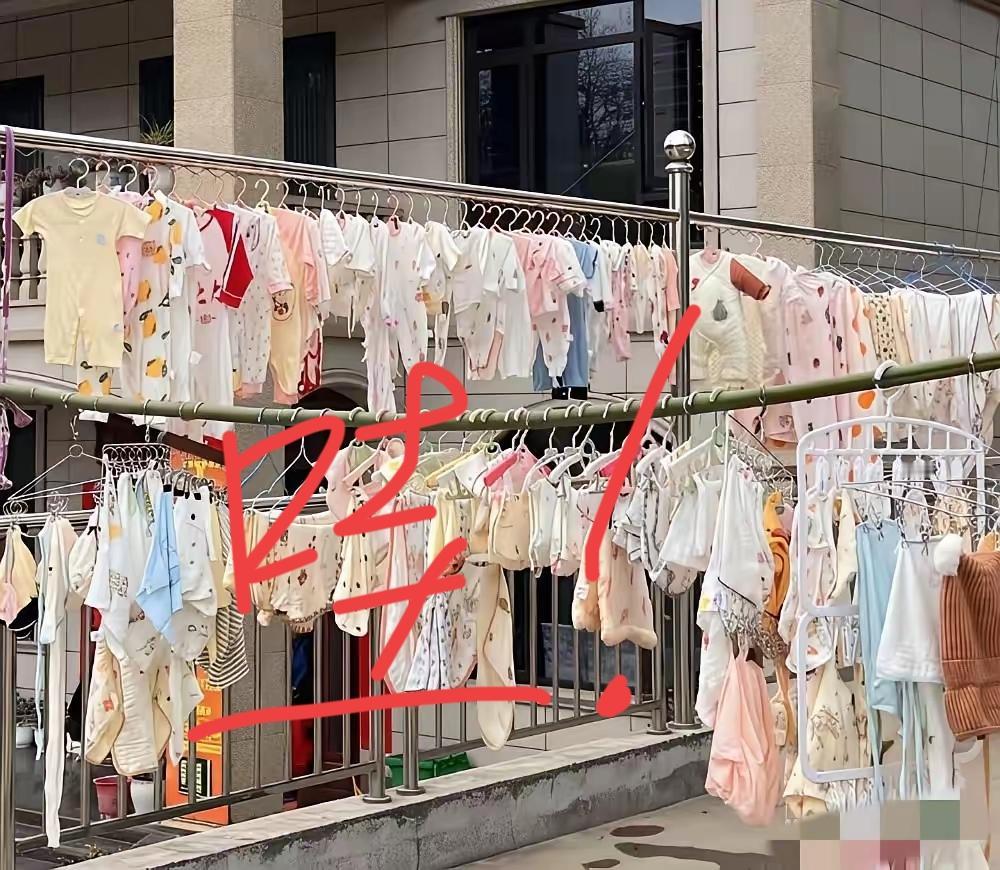 单元楼的小衣服，也太卷了吧！
楼下晒着一排排新生儿小衣服！
软乎乎的看着超可爱，