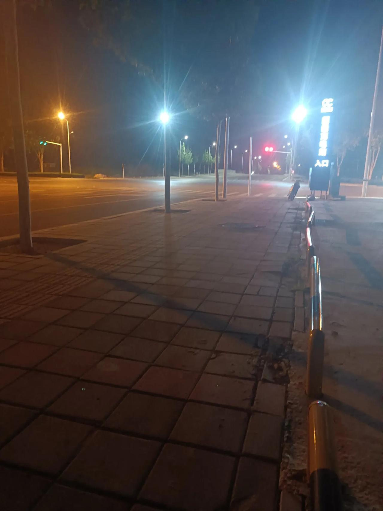 蹭空调的人也是分等级的:
有人专门去商场，晃悠一天吃吃喝喝
有人专门去地铁，不买