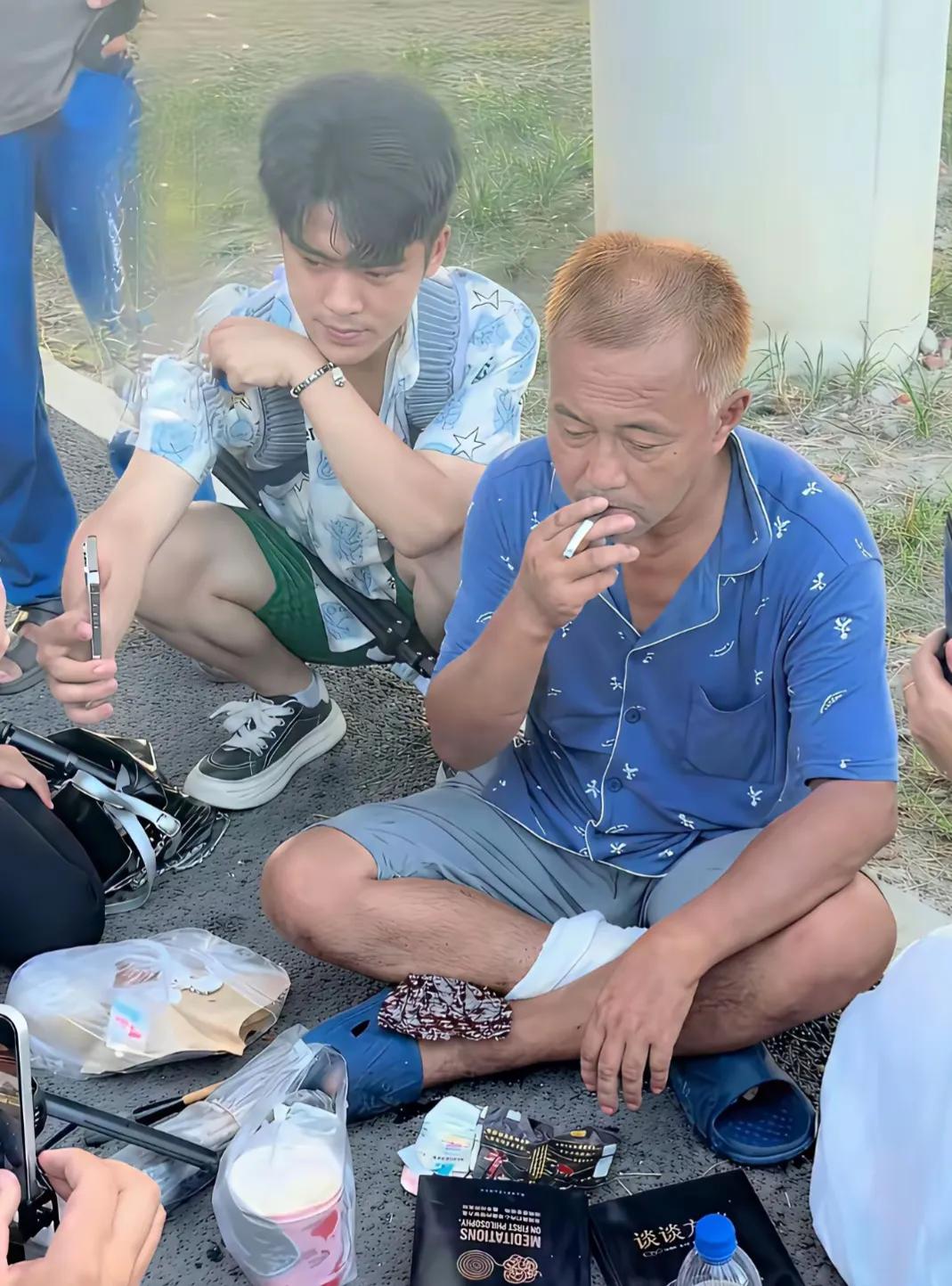 沈巍总给人一种自负的感觉，不管聊到某个人还是某件事，他都爱问你知道吗，你懂吗，好