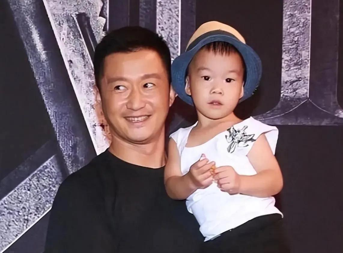 吴京的儿子咋不像他妈妈谢楠呢？谢楠那么漂亮。可他偏偏像吴京，尤其是那小绿豆眼睛，