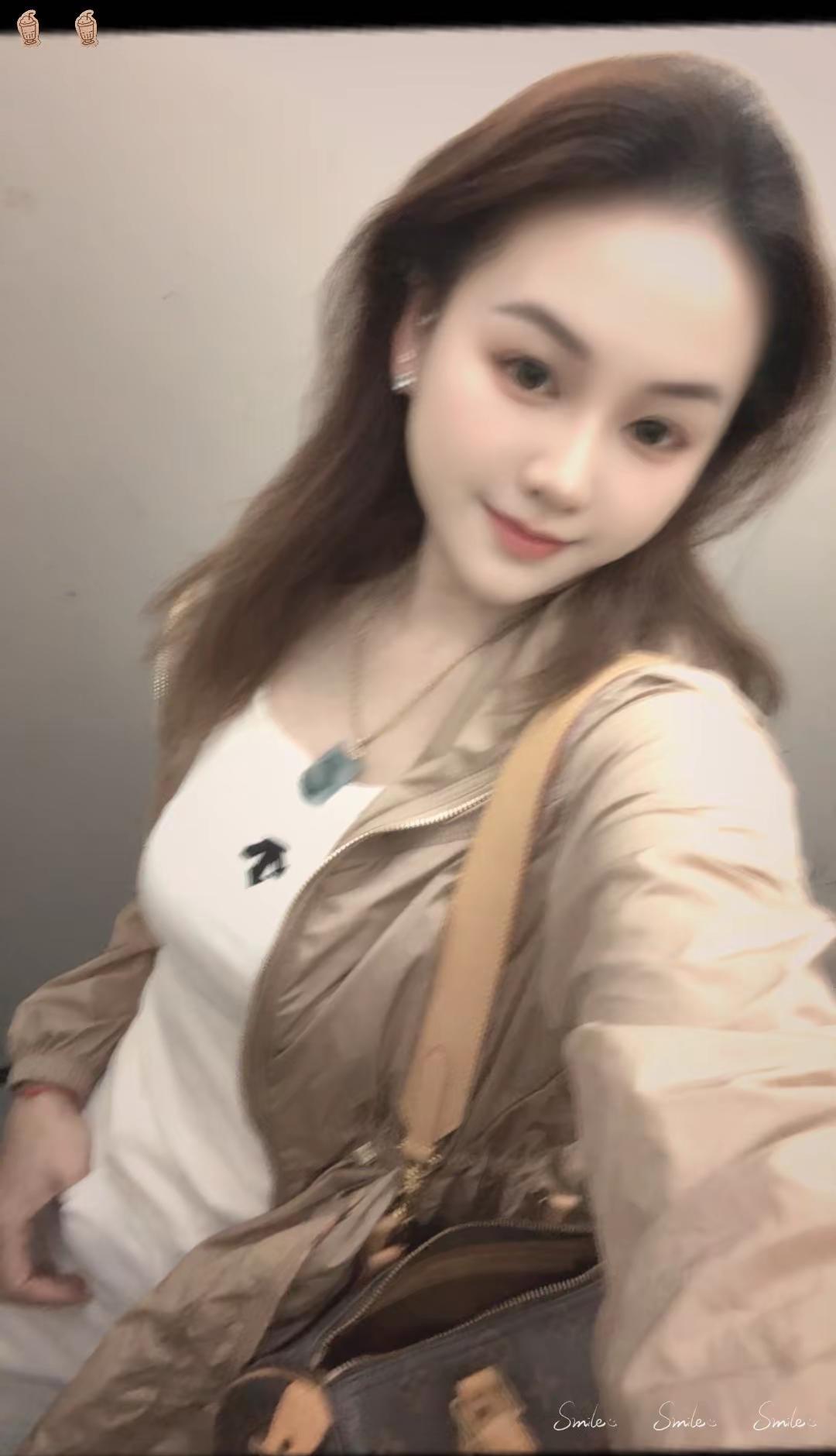 主题  白色。今日穿搭自拍vlog 不定期的穿搭记录 记录自己的日常穿搭 oot