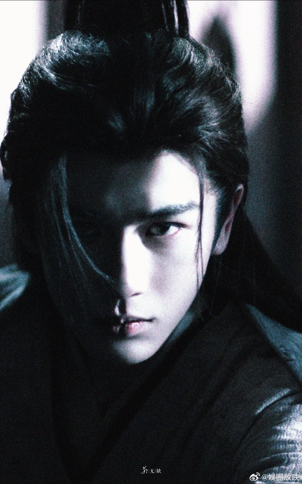 张凌赫男鬼一张凌赫天生吃荧幕饭的脸！《逐玉》里的人生镜头一抓一大把，男鬼一的狠戾