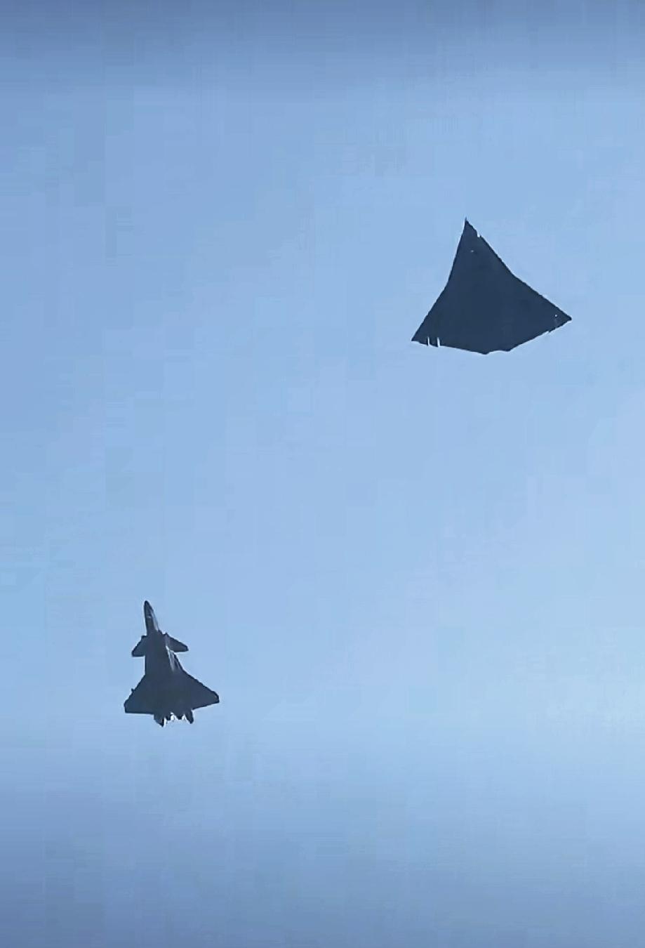 五代机当配角伴飞，这排面还有谁？！

一架歼-20S双座隐身战机，为成飞新型三角