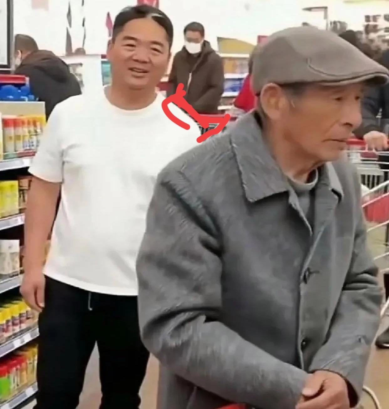 东哥再牛，在老爹面前也只是个乐呵呵的“跟屁虫”，这画面真的太戳人了！
 
网友偶