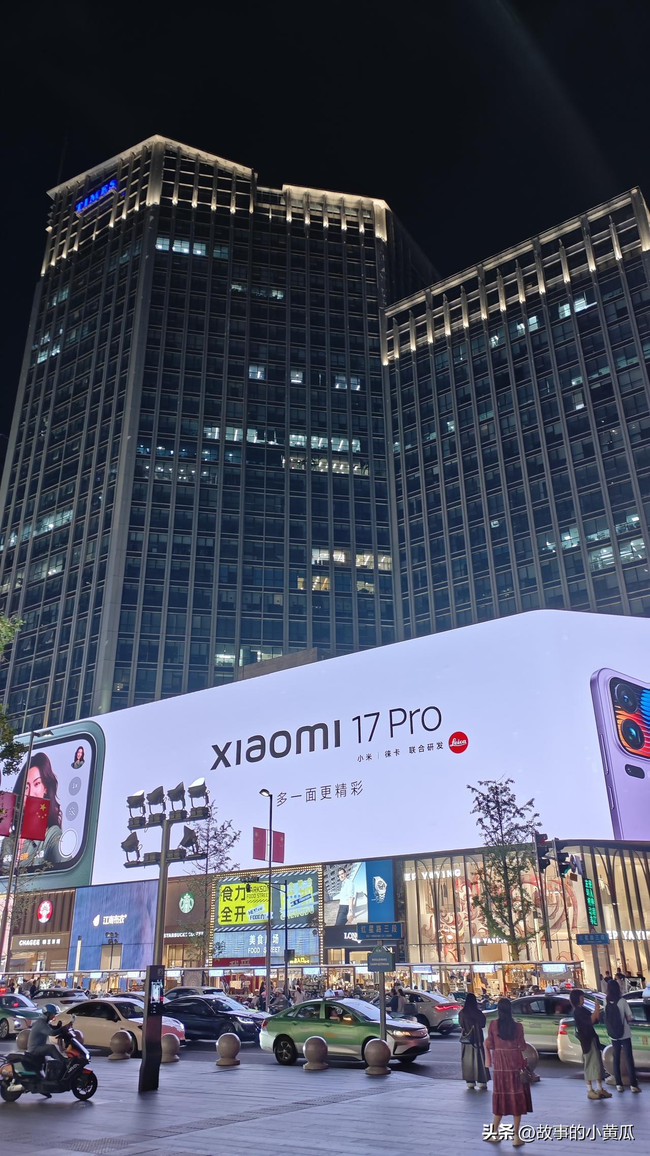 许久没来春熙路了
晚上10点，还是这么人山人海
从天桥上往下看，车水马龙摩肩擦踵