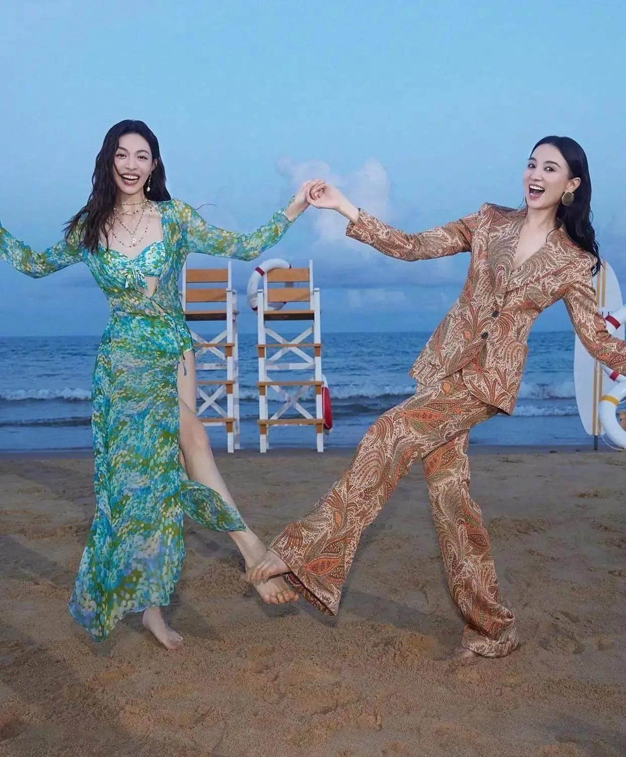 宋佳身材绝了
 
宋佳这组海边大片杀疯了！复古西装套装适配度拉满，阔腿裤藏不住大