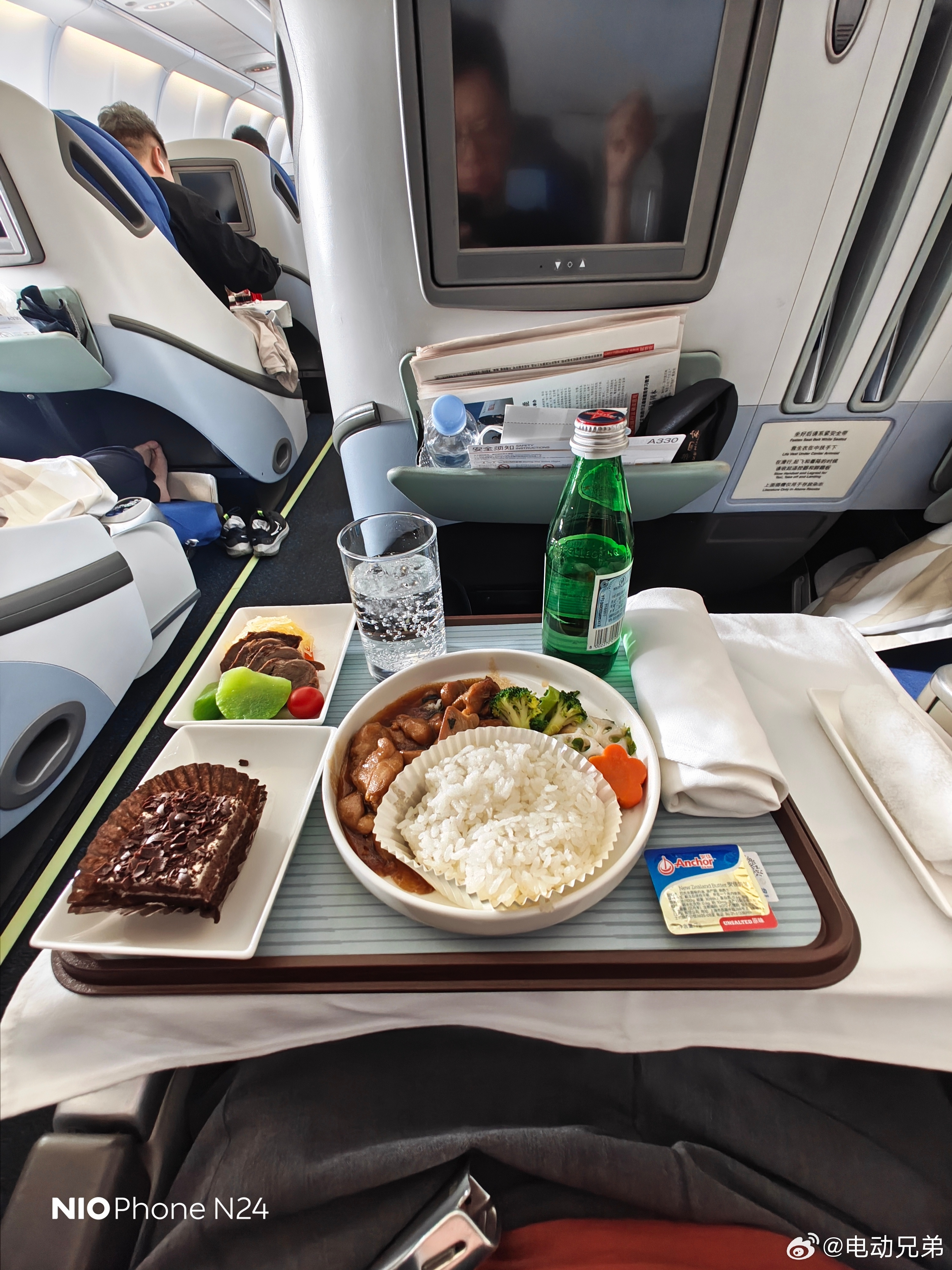 人在去广州的飞机上，一边研究这顿怎么抗糖，一边想着小鹏这家公司。今天MONA要发