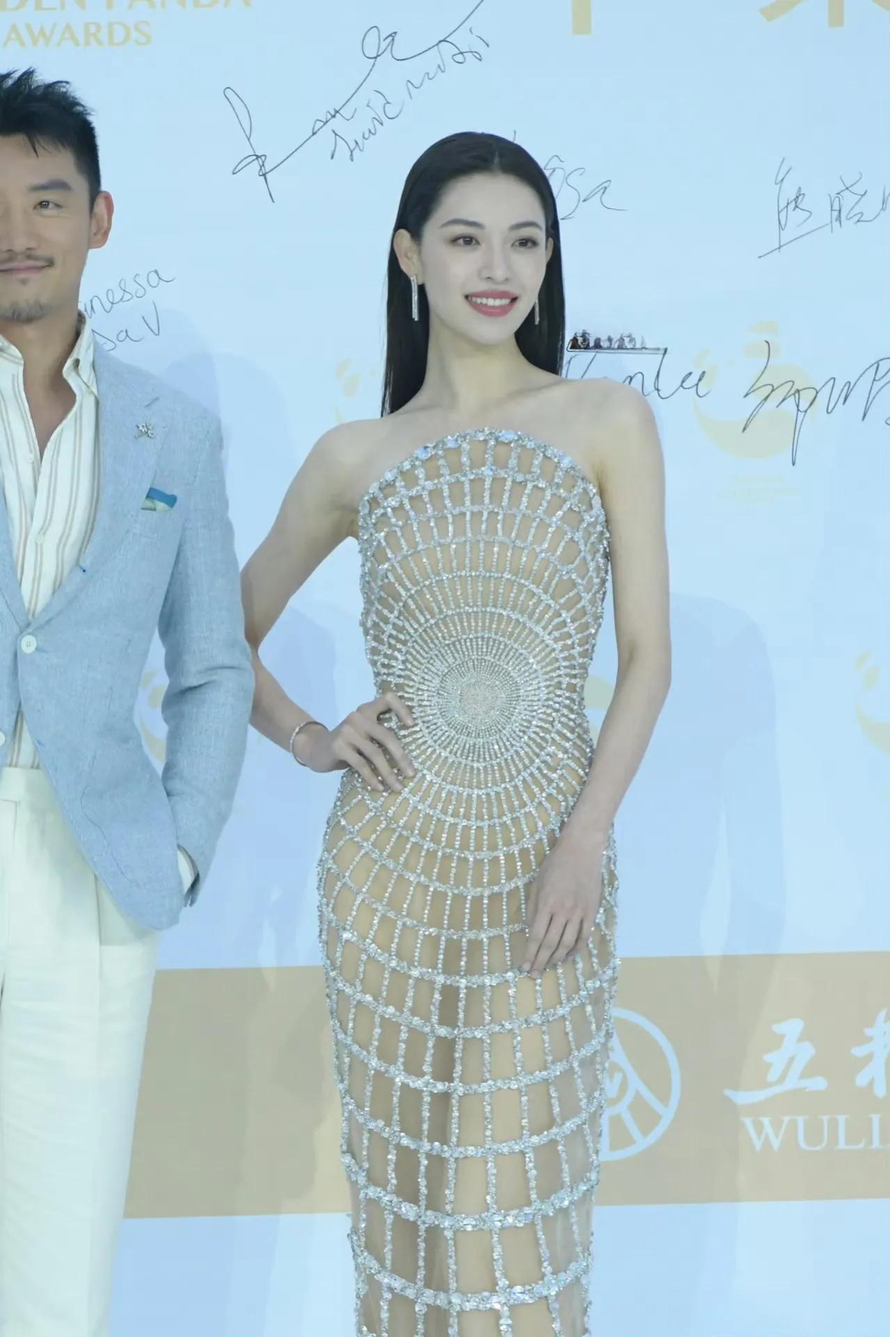 9月20日晚，女明星钟楚曦被曝恋情瓜后，首次亮相红毯，没想到，一出场，她就成了全