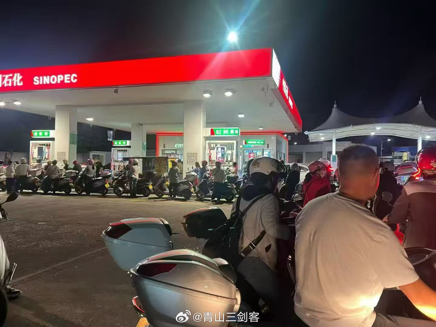 不是，这油价暴涨对摩托车也没啥影响啊，加满最多涨个几块钱，不值得排队油价