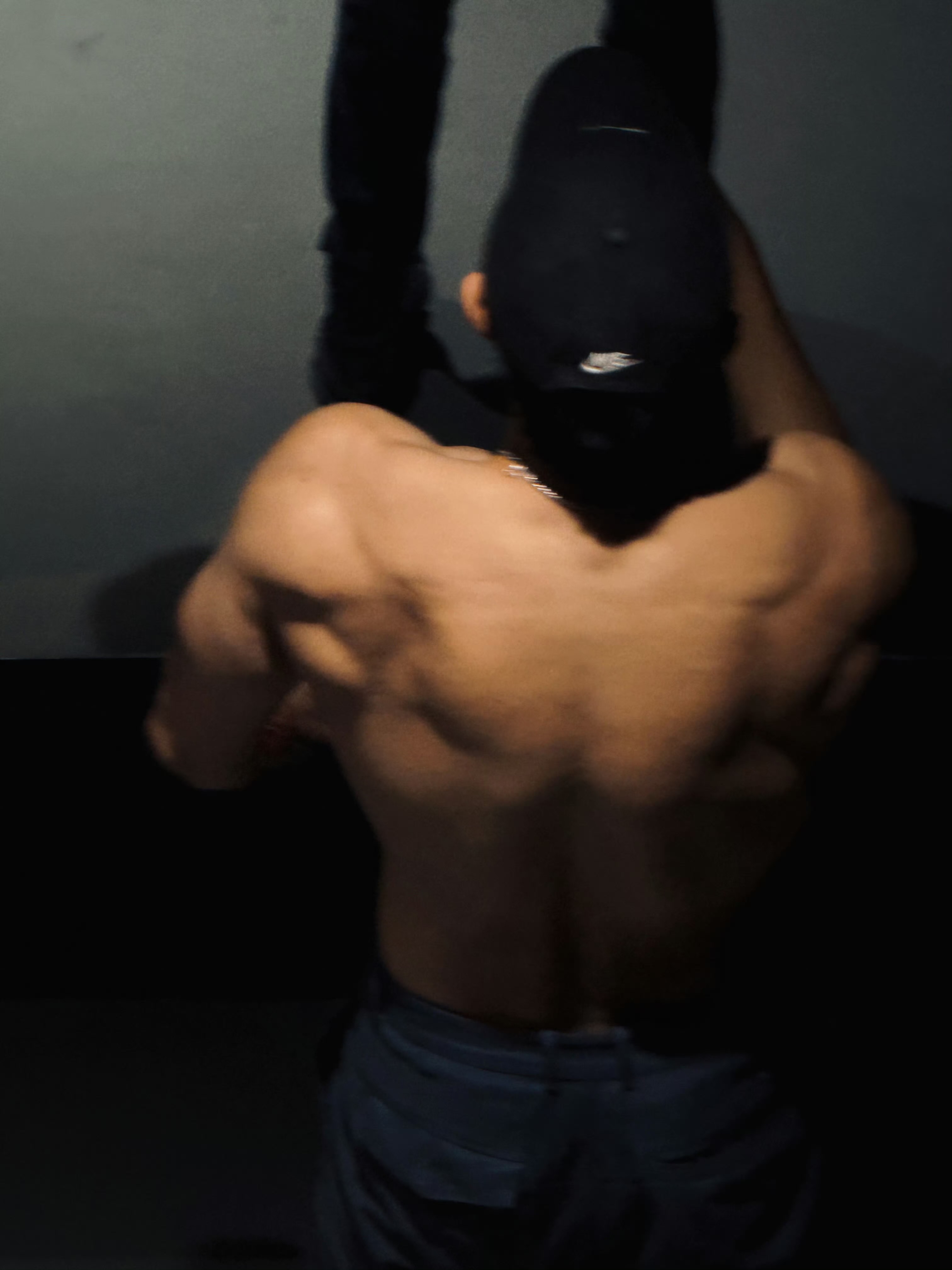 自律男神上线！金瀚晒出健身日常。在健身房挥汗训练，每一次发力都能看出长期坚持的成