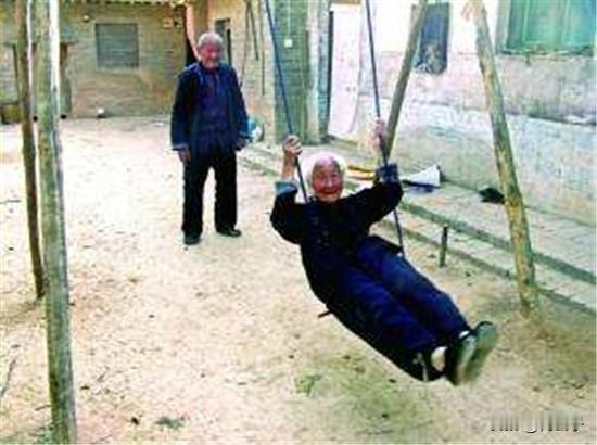 女人，最好的婚姻是什么？不是金钱，不是物质，而是当你80岁，他还能陪你荡秋千……