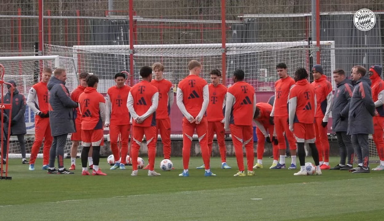 今天在塞本纳非国家队球员和几位青年球员的公开训练。诺伊尔、穆夏拉、阿芳和帕夫洛维