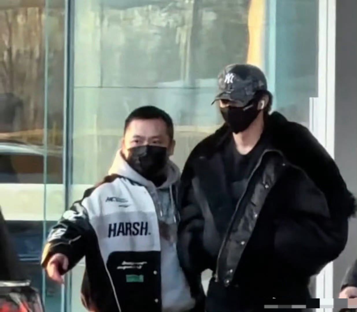 刘耀文自曝时代峰峻选助理内幕 文哥一本正经编出“助理必须和艺人同名”，结果被全员