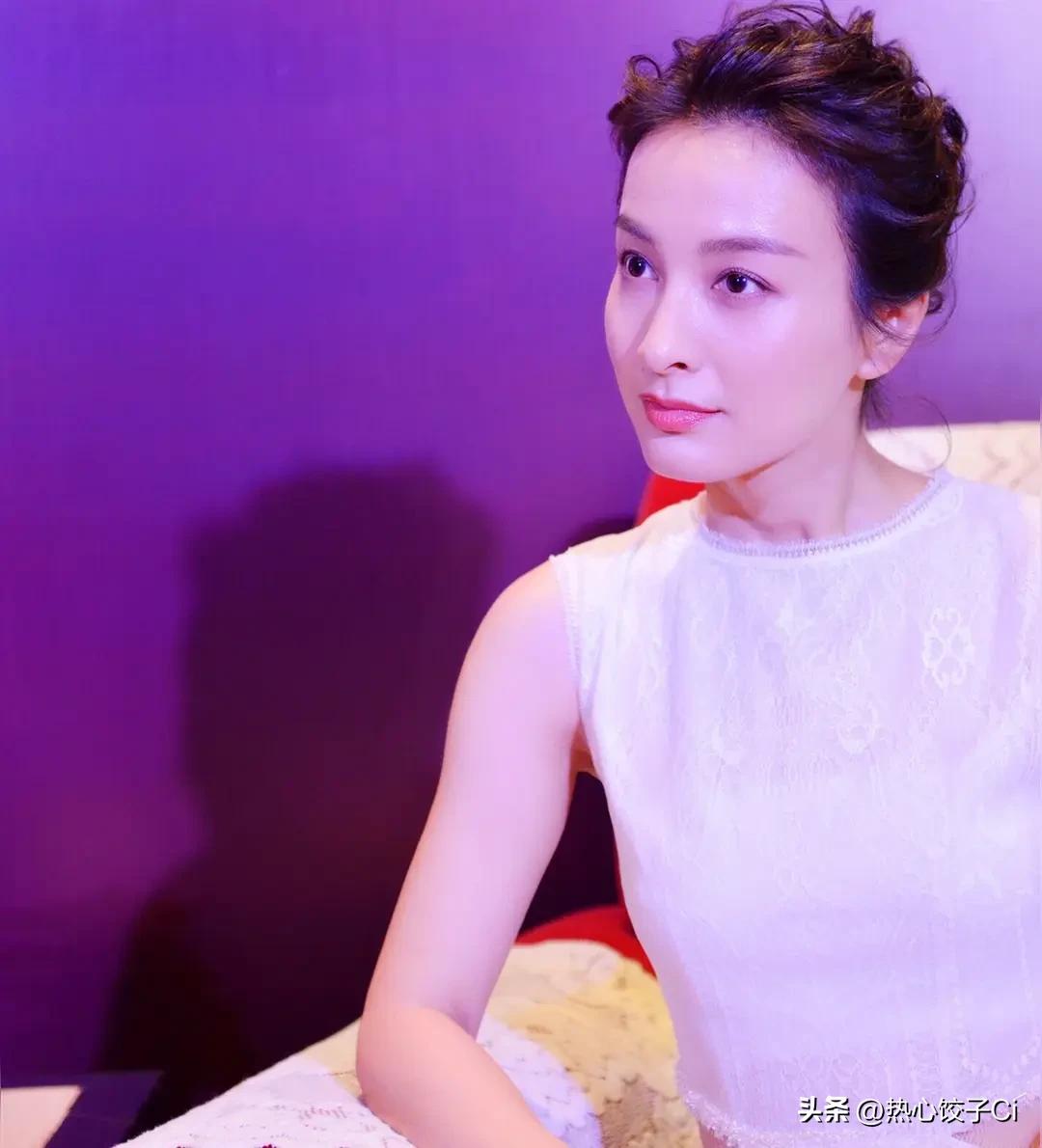 吴昕说，有了弟弟之后，妈妈身体不好就走了。我就承担起照顾弟弟这个责任，后来长大之