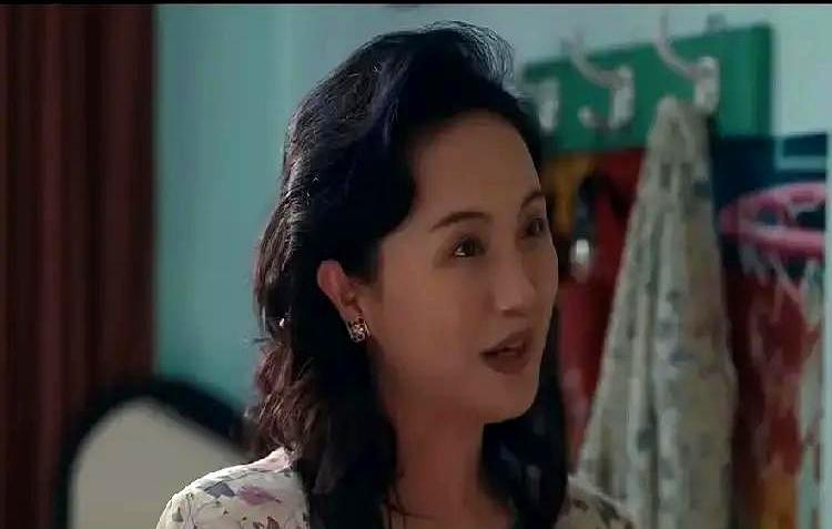 台风夜，高雪梅那台50万的进口机眼看要喂海，杨小海带着哥们冲上去，机器保住了，人