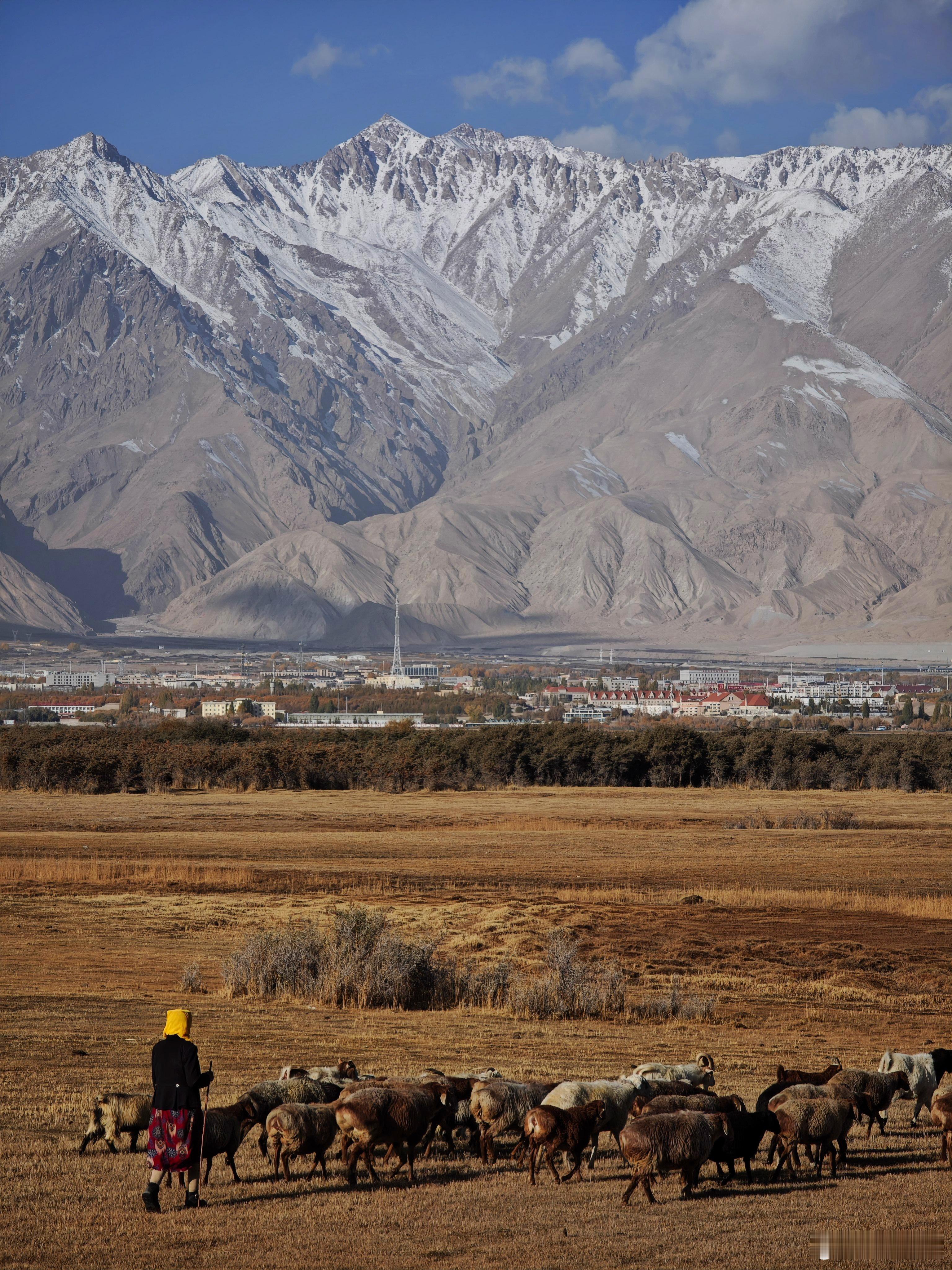 阳光照耀在塔什库尔干。  ​​​