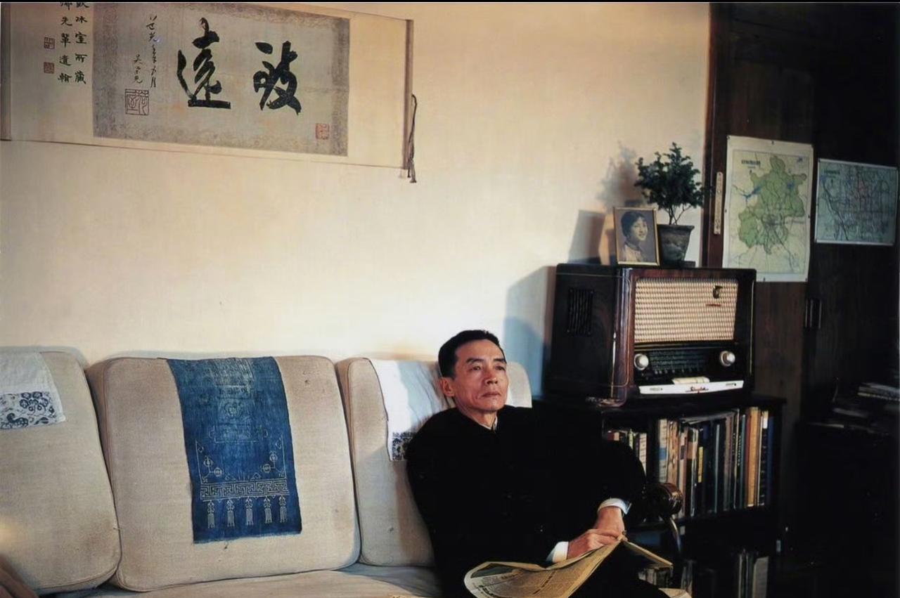 梁思成轻轻抚摸着收音机上林徽因的照片，指尖在玻璃表面摩挲出细微的声响。

林徽因