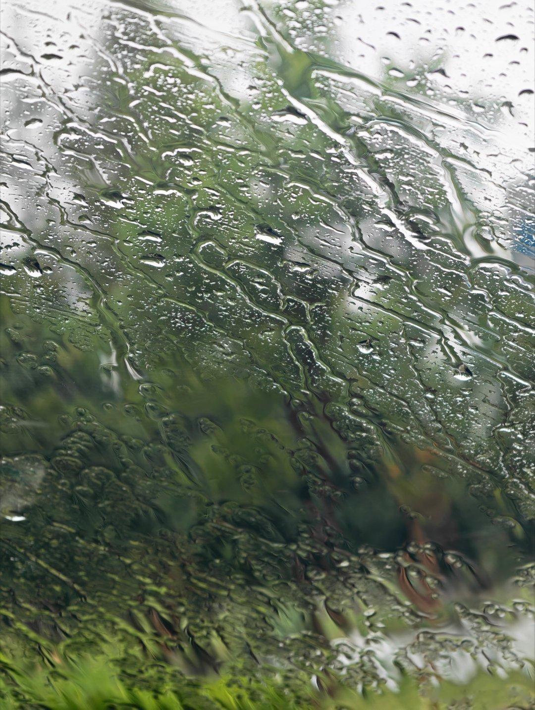 买车的欲望已经到了极致肯定下雨天算一个场景！坐车里风刮不到、雨淋不到，骑电动车就