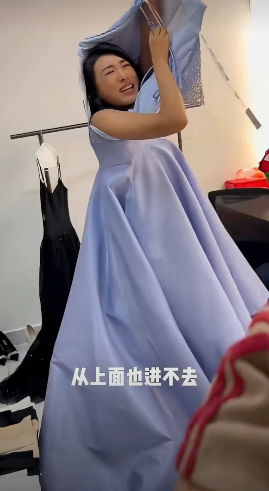 淡淡穿不上的礼服黄灿灿穿上了我要被淡淡笑死了JMZ就不能给准备一件大一点的礼服吗