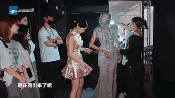 给关晓彤整理衣服的小姐姐好无奈，关晓彤个子那么高，再加上一直动来动去，给整理衣服